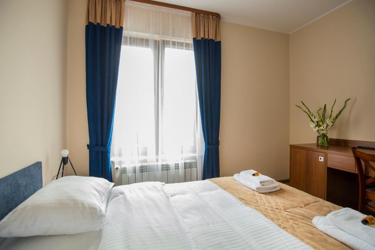 Gosciniec Ceglane Katy Hotel Dwikozy Buitenkant foto
