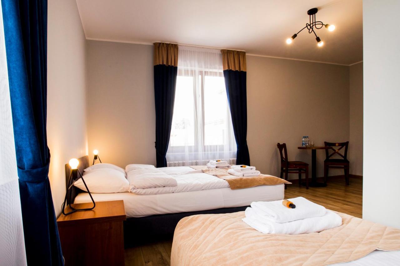 Gosciniec Ceglane Katy Hotel Dwikozy Buitenkant foto